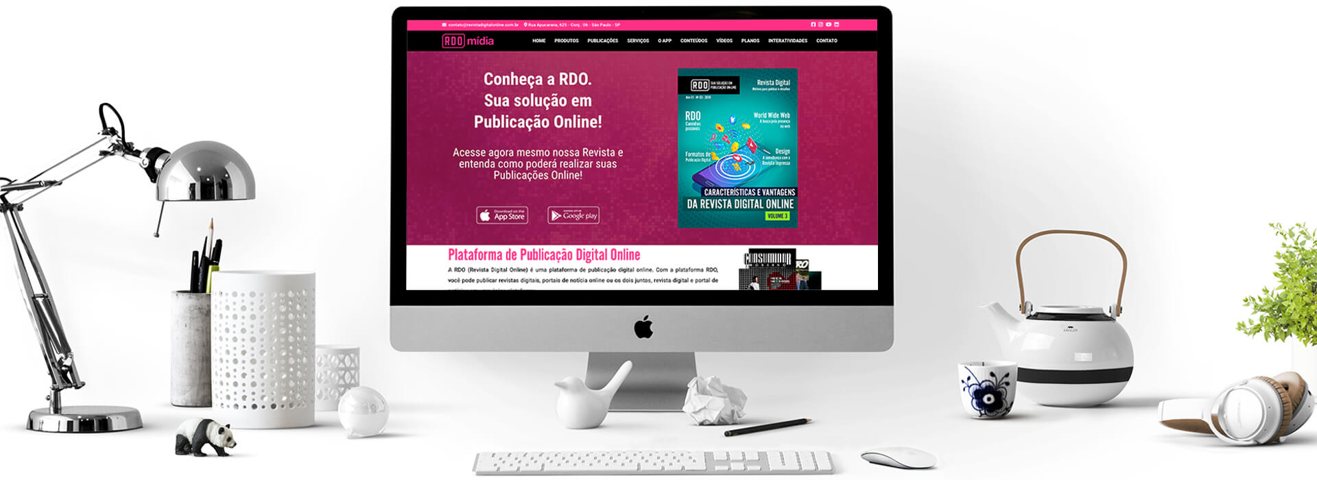 Revista Digital On-line: Computador mostrando o site da RDO Mídia e objetos sobre a mesa
